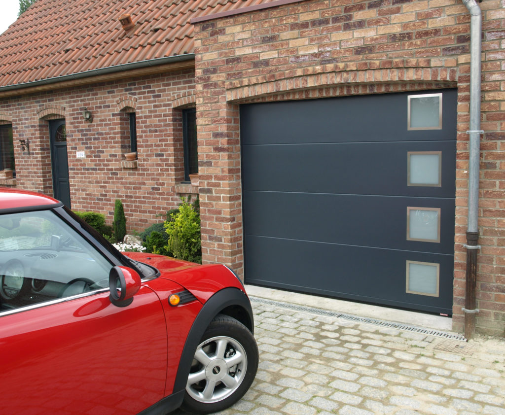 porte de garage avec hublot carré