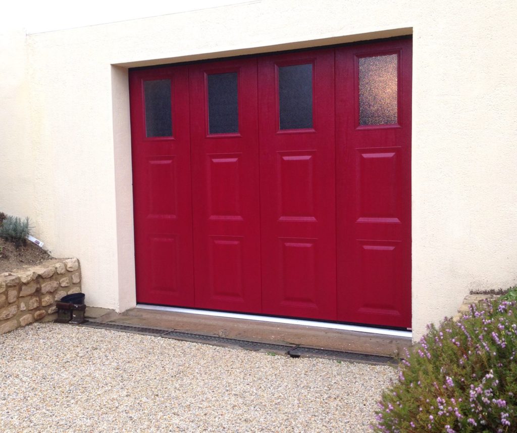 porte de garage avec hublot rectangulaire