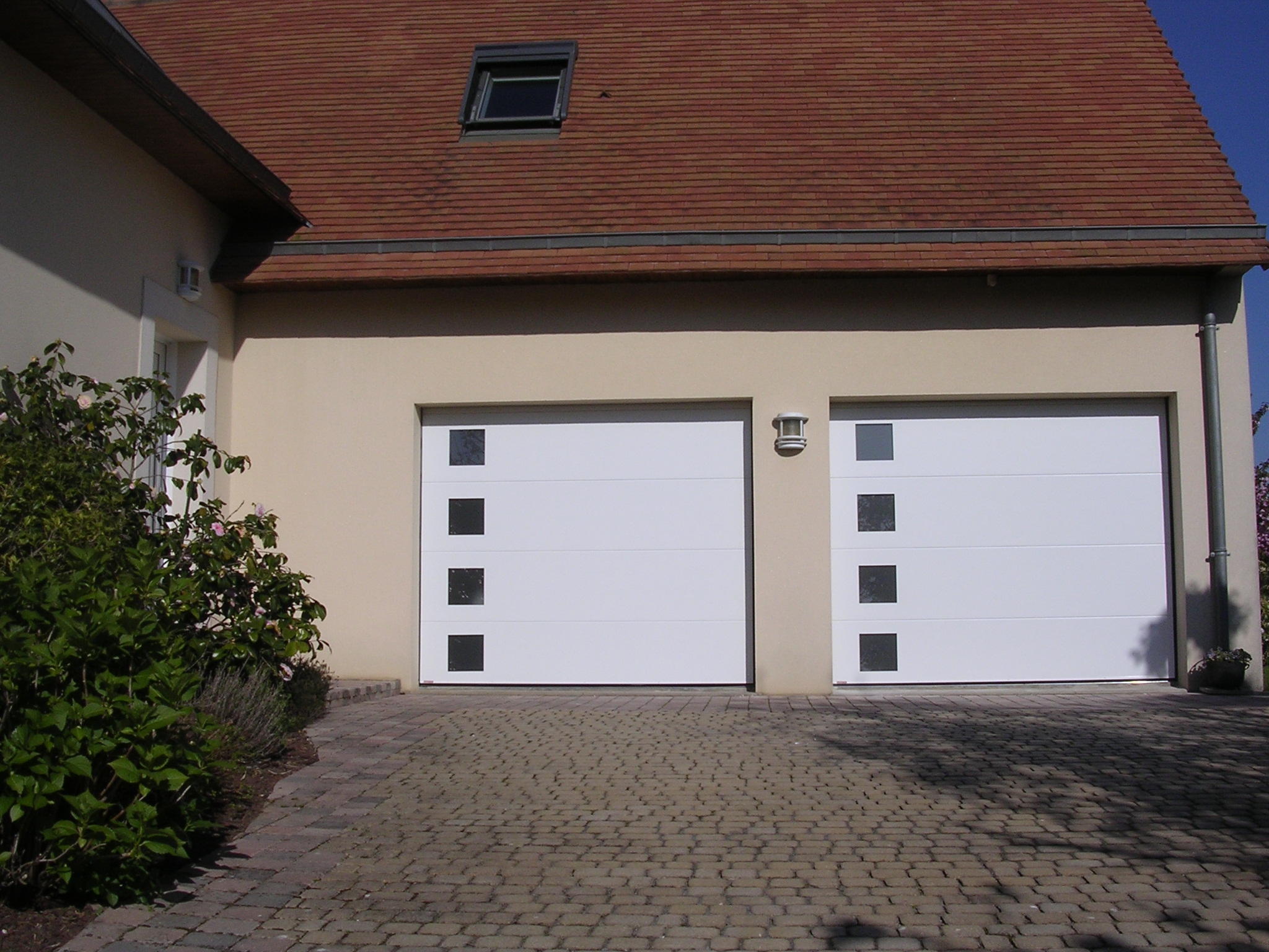 porte de garage avec hublot carré