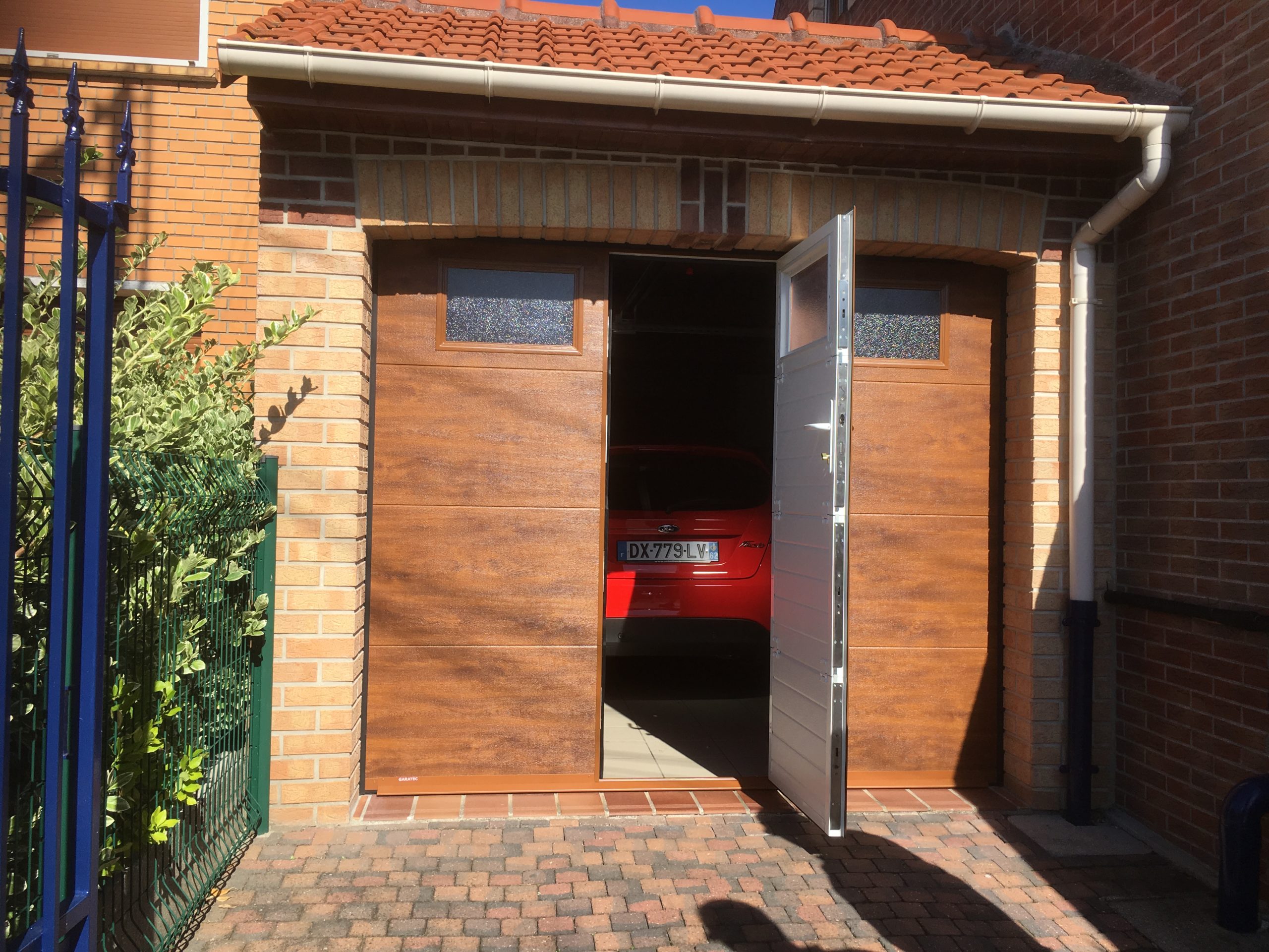 La porte de garage sectionnelle avec portillon intégré - Garatec