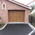 La porte de garage sectionnelle sur une ouverture cintrée