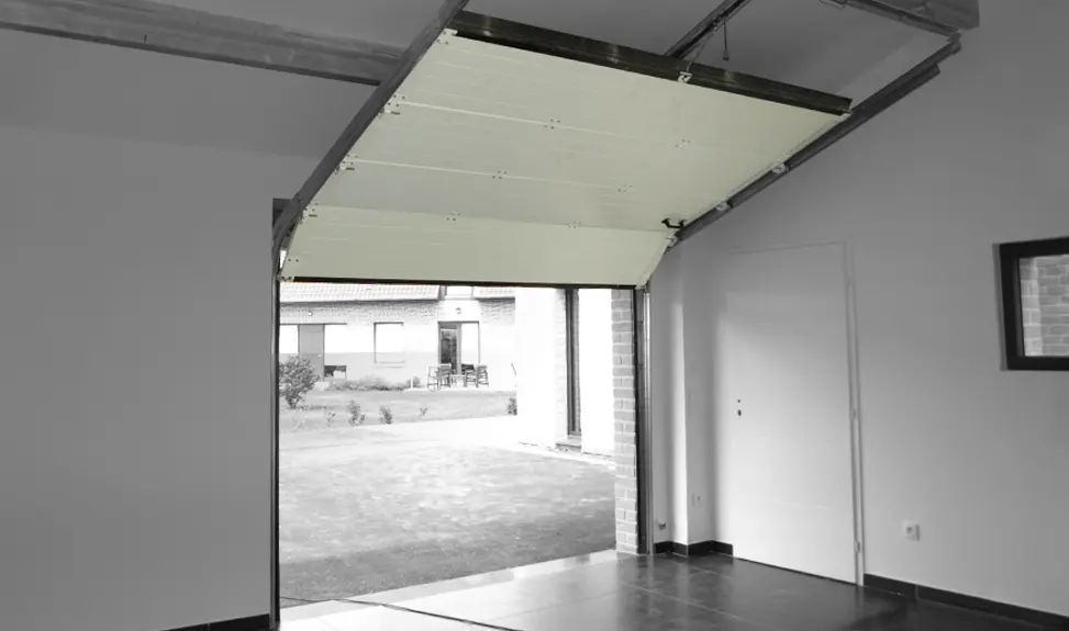 Porte à remontée sous toiture